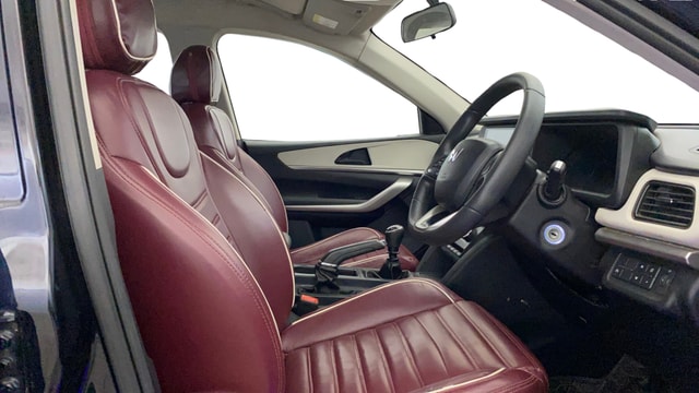 View Mahindra XUV700 Image 17 Used Mahindra XUV700 Image 17