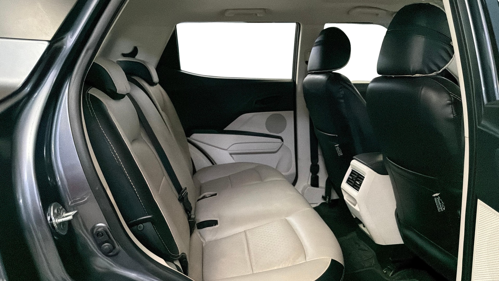 View 2024 Mahindra XUV 3XO MX3 Pro 1.2 L TCMPFi Image 30 Used 2024 Mahindra XUV 3XO MX3 Pro 1.2 L TCMPFi Image 30