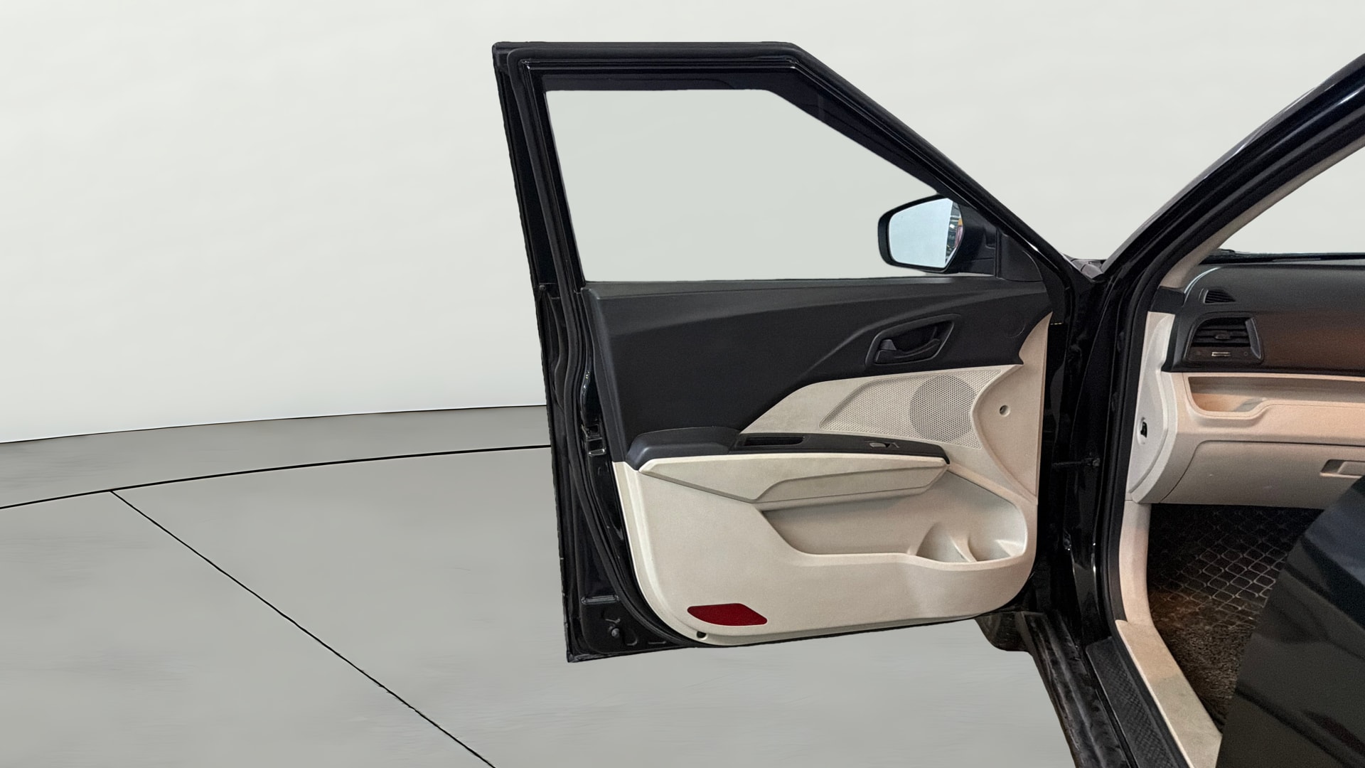 View 2023 Mahindra XUV300 W4 Petrol BS IV Image 31 Used 2023 Mahindra XUV300 W4 Petrol BS IV Image 31