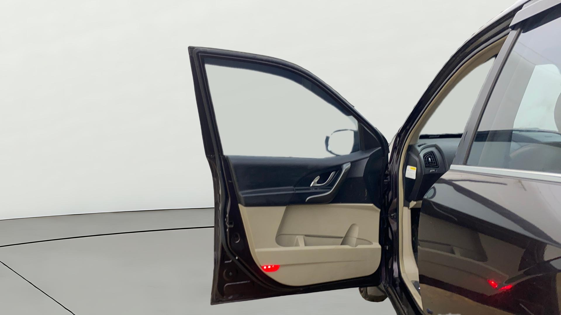 View 2017 Mahindra XUV500 W10 FWD Image 39 Used 2017 Mahindra XUV500 W10 FWD Image 39