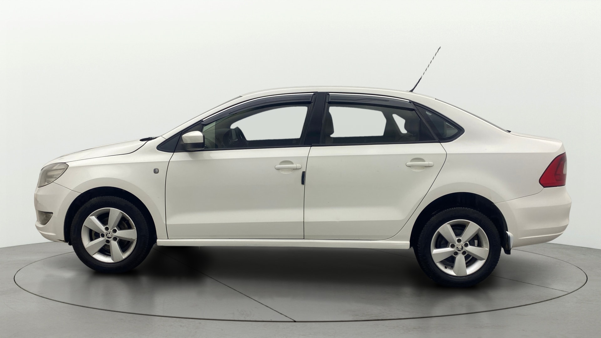 View 2015 Skoda Rapid 1.5 TDI CR Elegance AT Image 5 Used 2015 Skoda Rapid 1.5 TDI CR Elegance AT Image 5