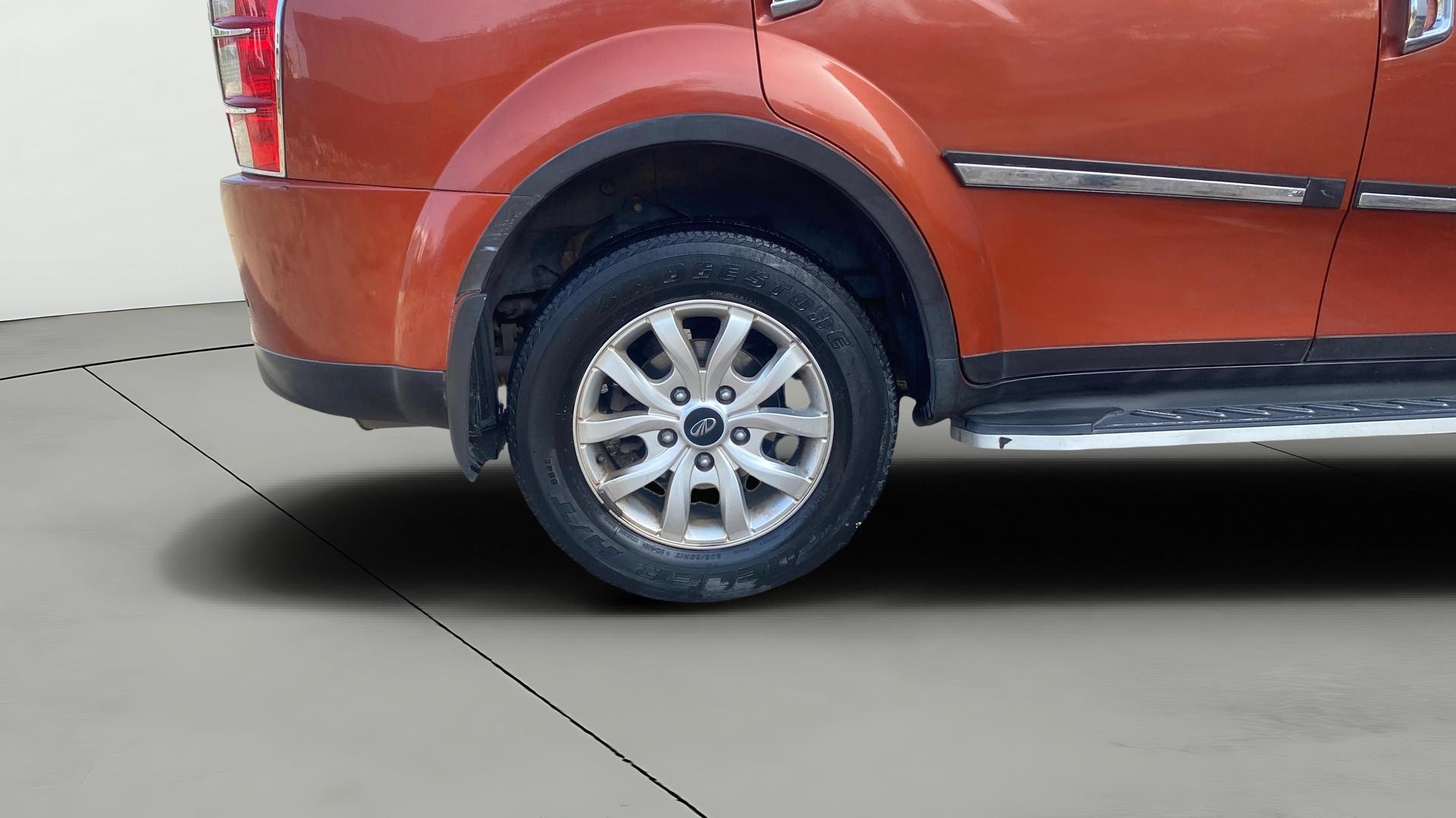 View 2017 Mahindra XUV500 W10 FWD AT Image 35 Used 2017 Mahindra XUV500 W10 FWD AT Image 35