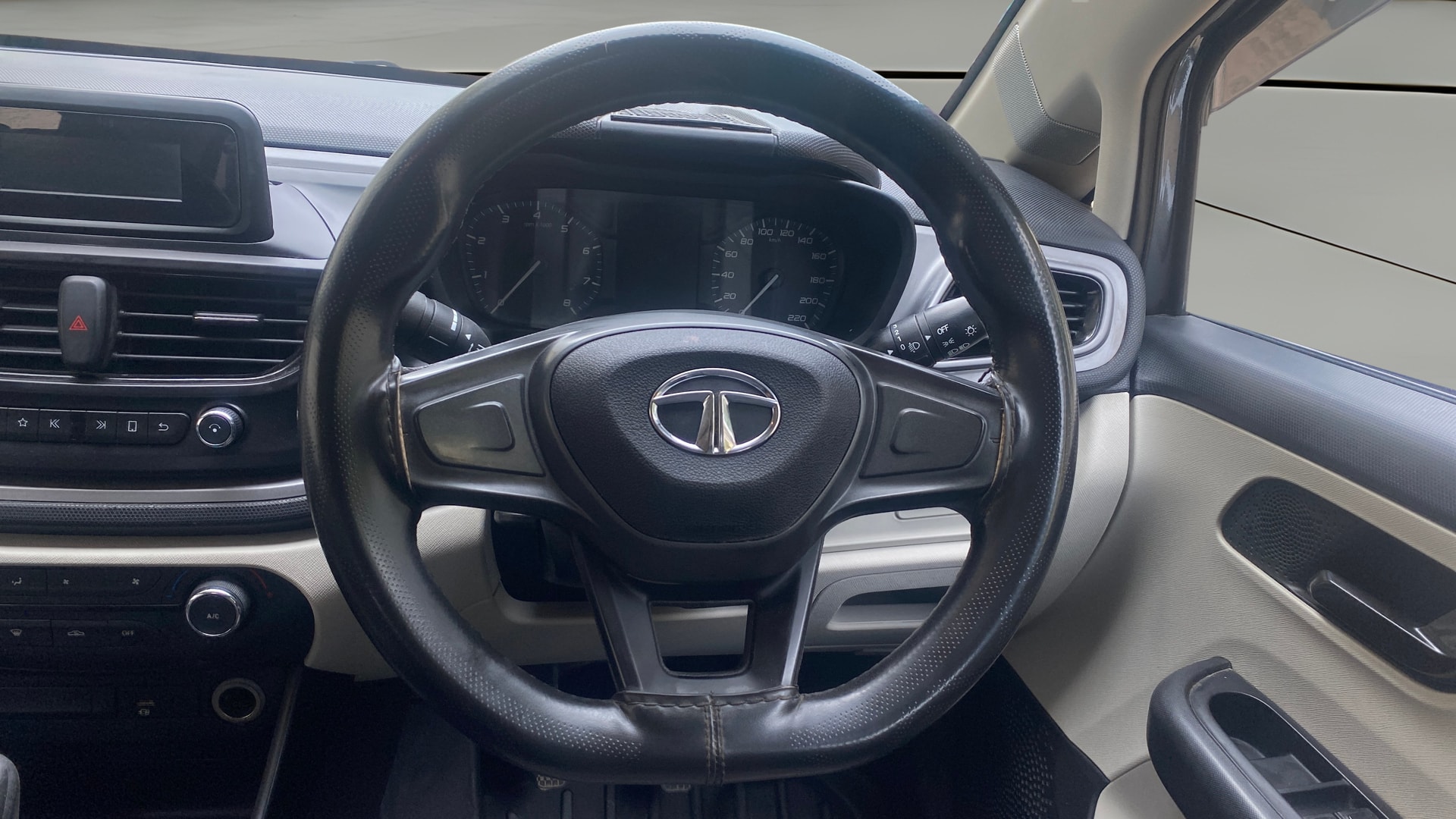 View 2022 Tata Altroz XE Plus Petrol Image 20 Used 2022 Tata Altroz XE Plus Petrol Image 20