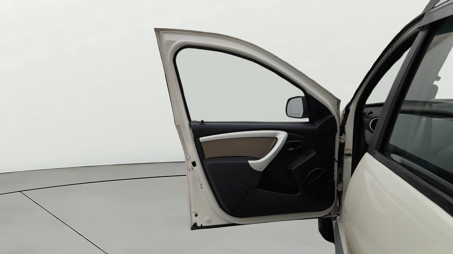 View 2015 Renault Duster Diesel 85PS 4x2 MT Image 37 Used 2015 Renault Duster Diesel 85PS 4x2 MT Image 37