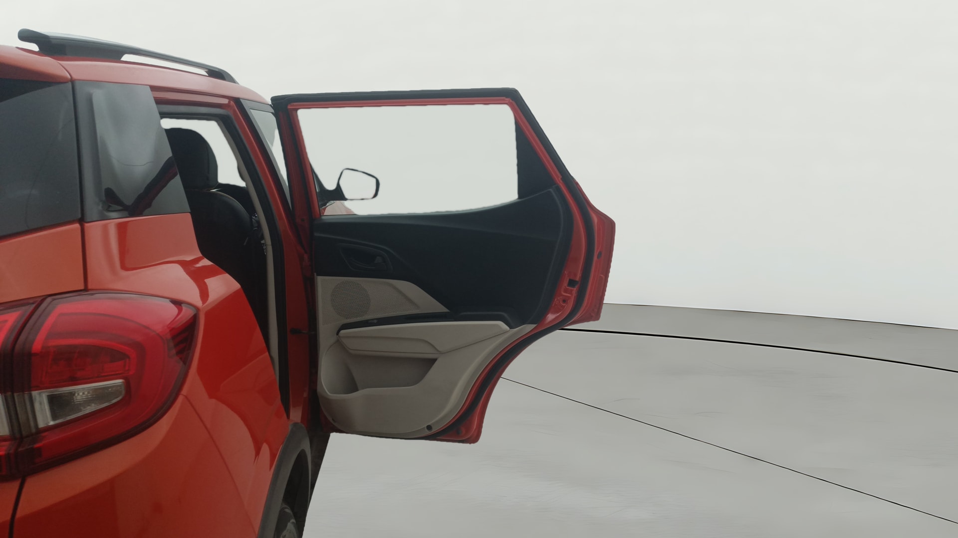View 2019 Mahindra XUV300 W4 Petrol BS IV Image 7 Used 2019 Mahindra XUV300 W4 Petrol BS IV Image 7