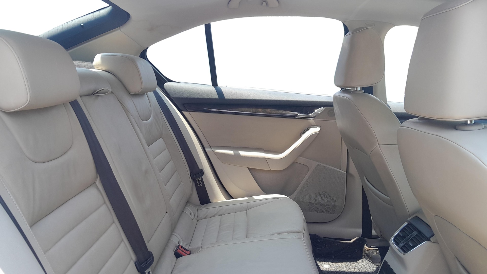 View 2014 Skoda Octavia 2.0 Elegance TDI CR AT Image 29 Used 2014 Skoda Octavia 2.0 Elegance TDI CR AT Image 29