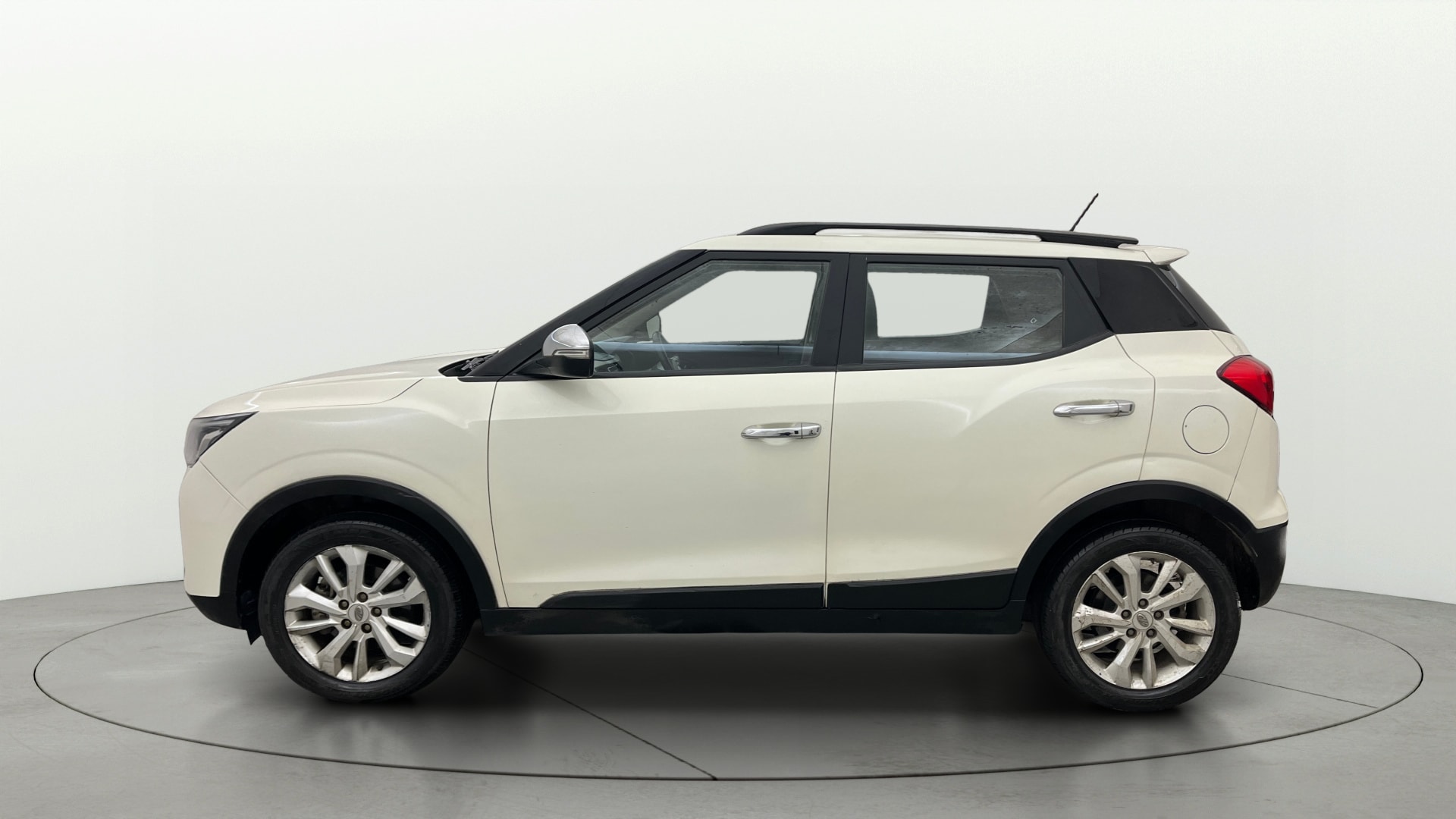 View 2019 Mahindra XUV300 W4 Petrol BS IV Image 6 Used 2019 Mahindra XUV300 W4 Petrol BS IV Image 6
