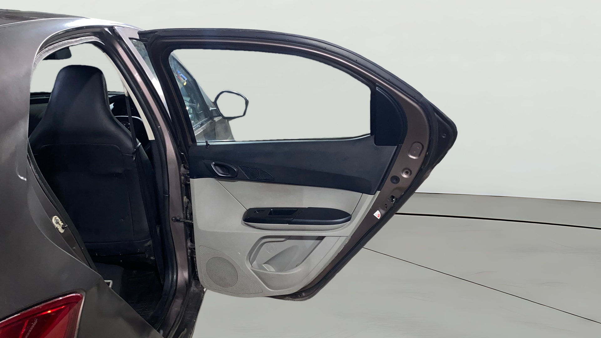 View 2018 Tata Tiago Revotorq XB Image 7 Used 2018 Tata Tiago Revotorq XB Image 7