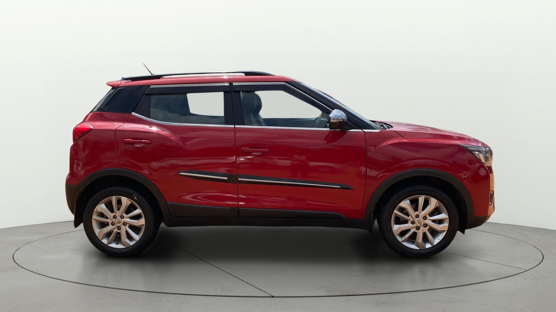 View 2019 Mahindra XUV300 W4 Petrol BS IV Image 9 Used 2019 Mahindra XUV300 W4 Petrol BS IV Image 9