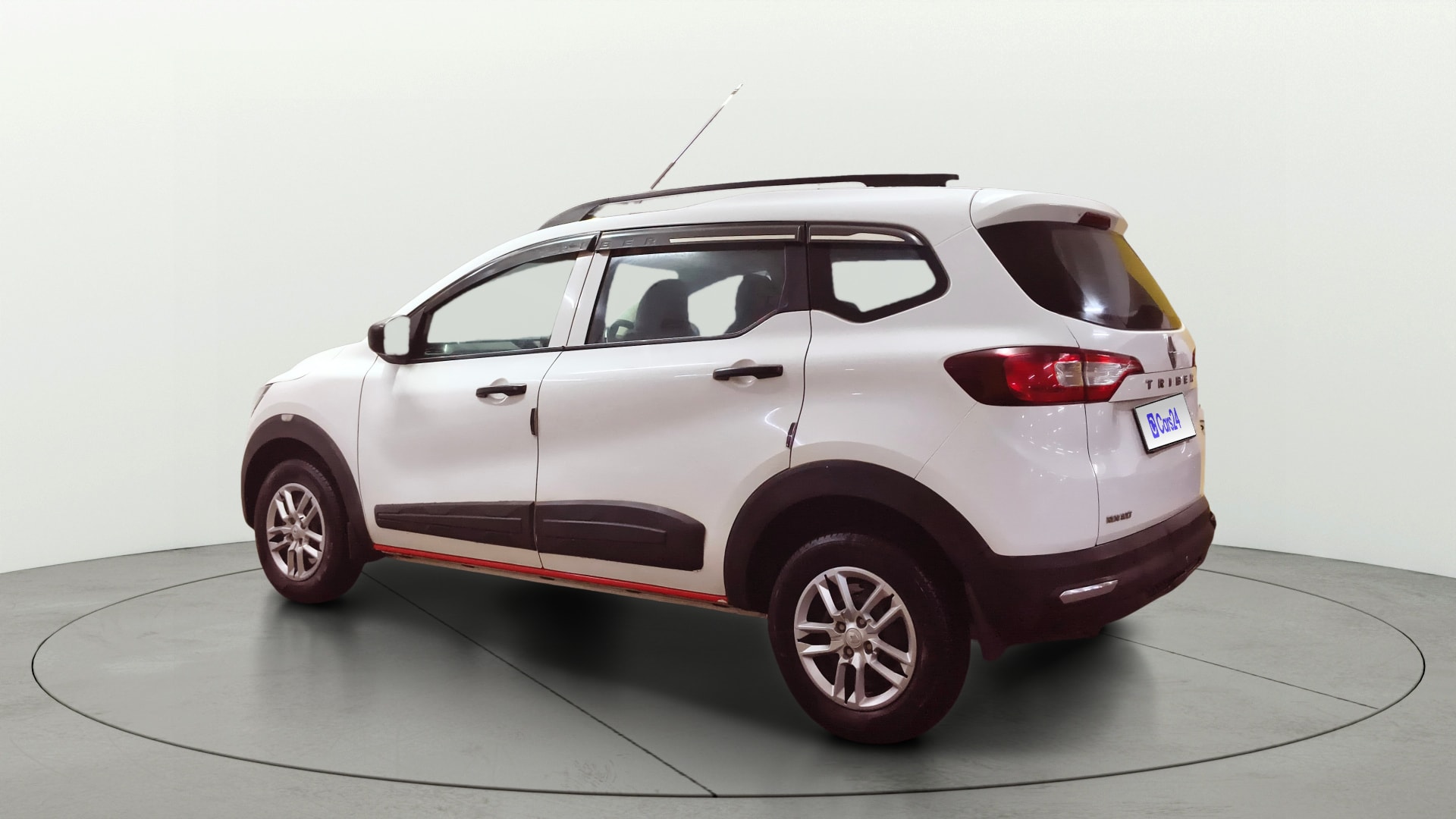 View 2022 Renault Triber RXE Image 2 Used 2022 Renault Triber RXE Image 2