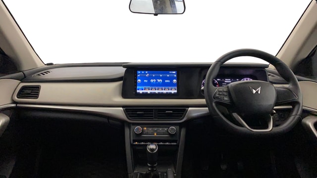View Mahindra XUV700 Image 29 Used Mahindra XUV700 Image 29