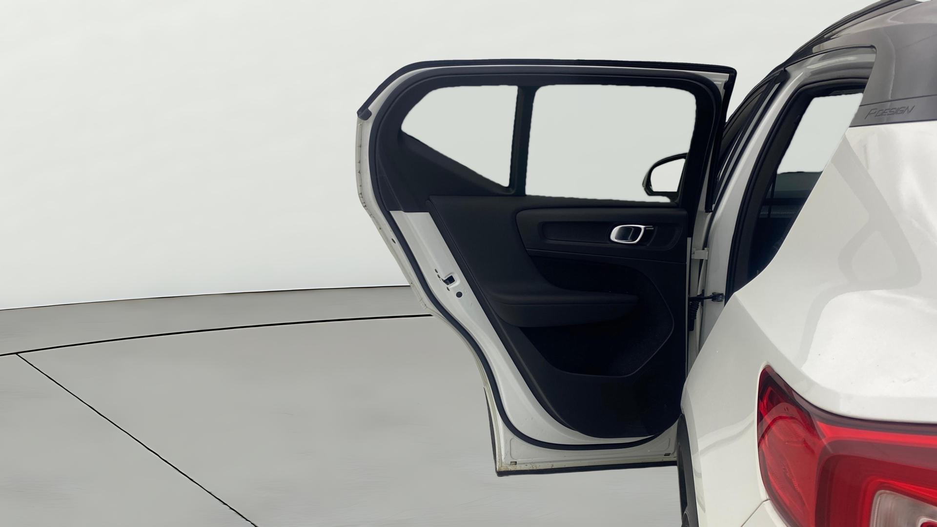 View 2020 Volvo XC40 D4 R-Design Image 15 Used 2020 Volvo XC40 D4 R-Design Image 15