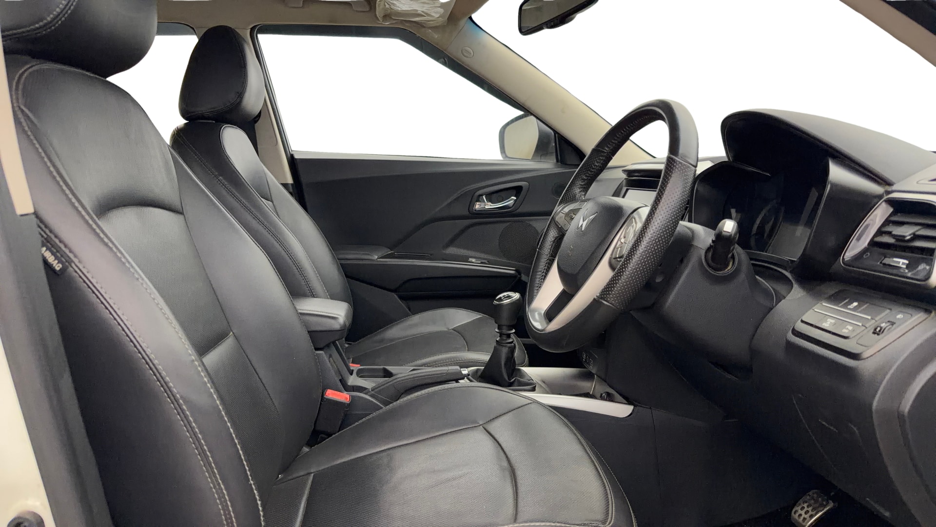 View 2022 Mahindra XUV300 W4 Petrol BS IV Image 27 Used 2022 Mahindra XUV300 W4 Petrol BS IV Image 27