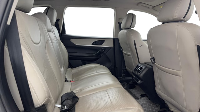 View Mahindra XUV700 Image 37 Used Mahindra XUV700 Image 37