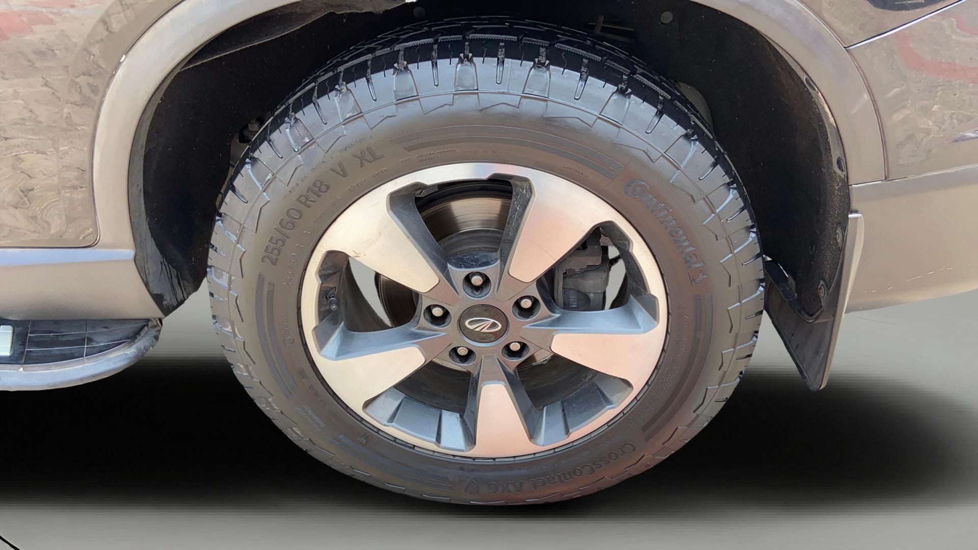 View 2019 Mahindra Alturas G4 4WD AT Image 8 Used 2019 Mahindra Alturas G4 4WD AT Image 8
