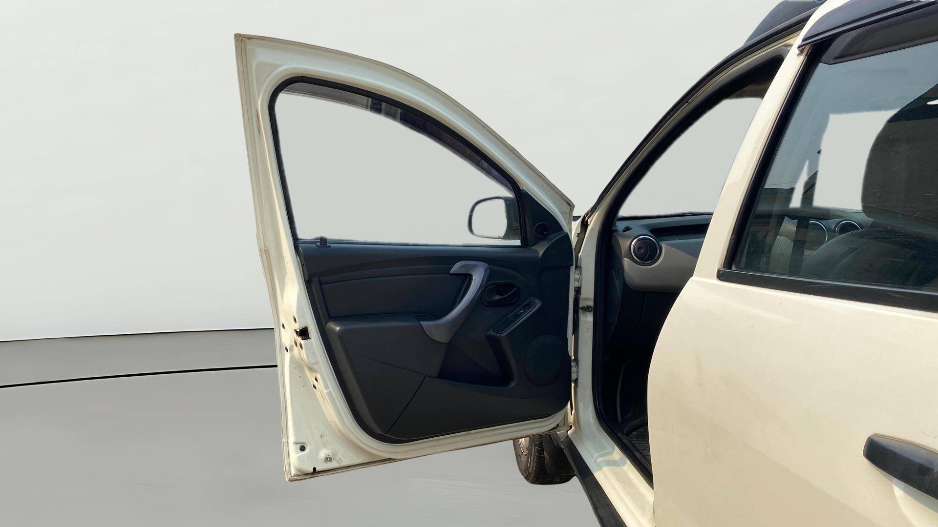 View 2015 Renault Duster Petrol RXE BS IV Image 30 Used 2015 Renault Duster Petrol RXE BS IV Image 30