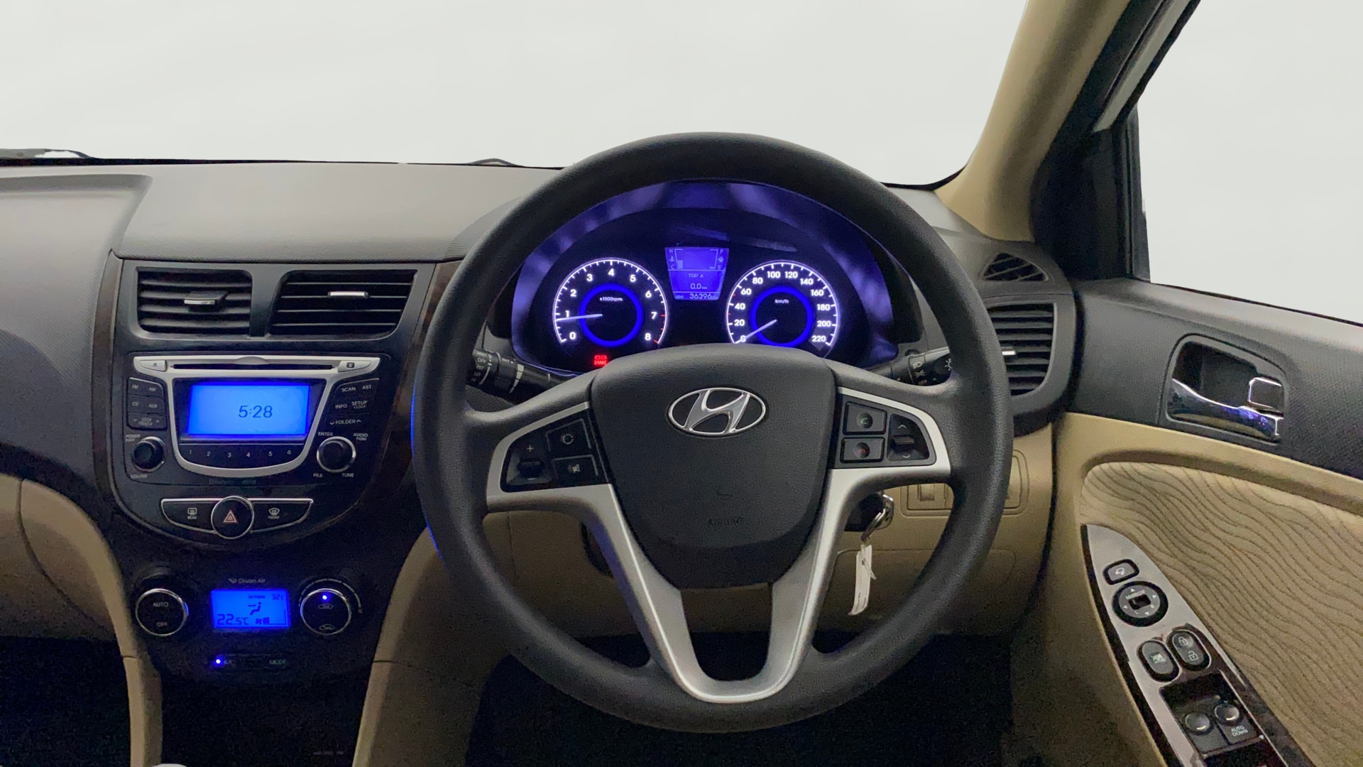 View 2014 Hyundai Fluidic Verna 1.6 VTVT SX Image 12 Used 2014 Hyundai Fluidic Verna 1.6 VTVT SX Image 12