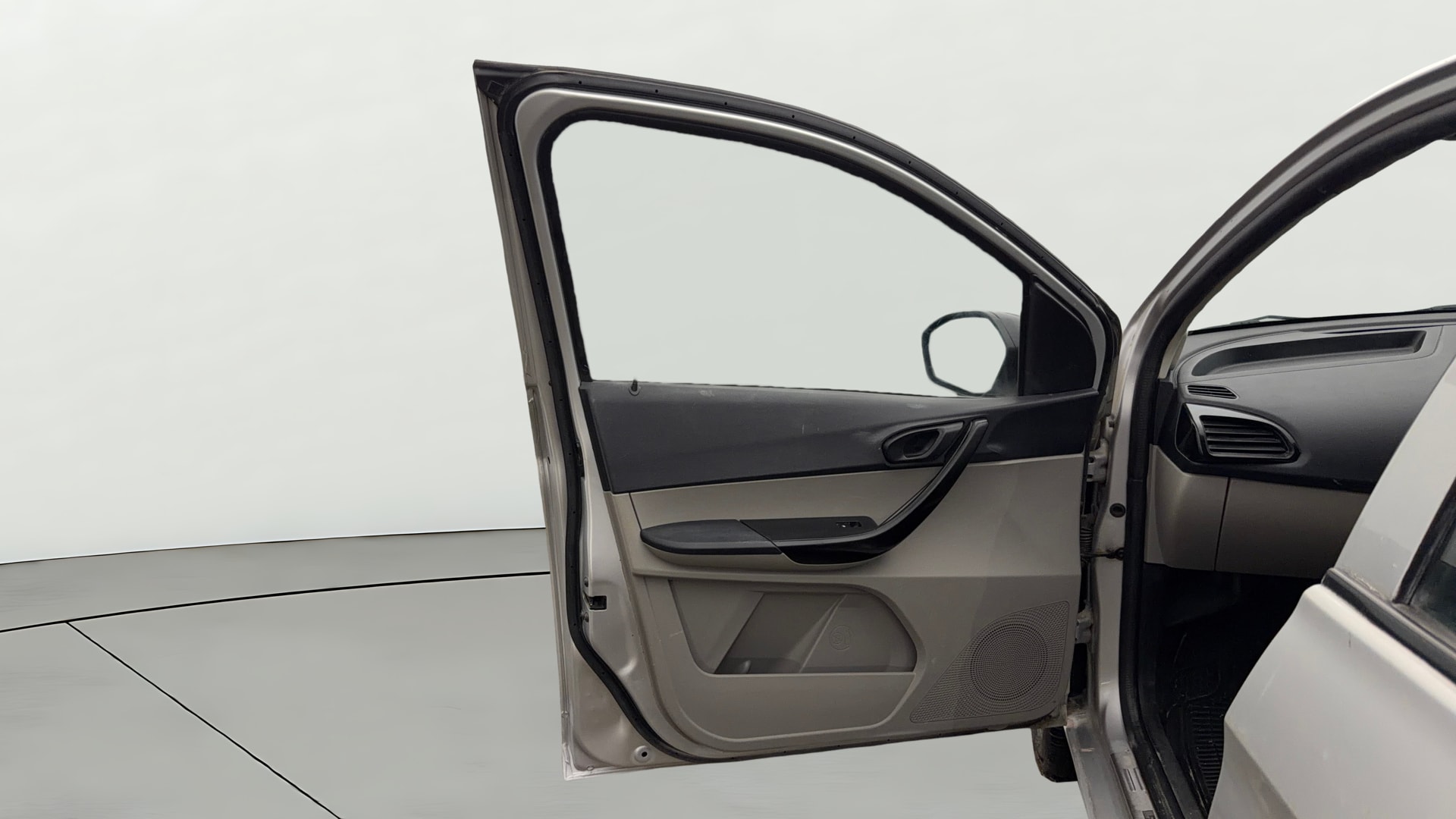 View 2019 Tata Tiago Revotorq XB Image 30 Used 2019 Tata Tiago Revotorq XB Image 30