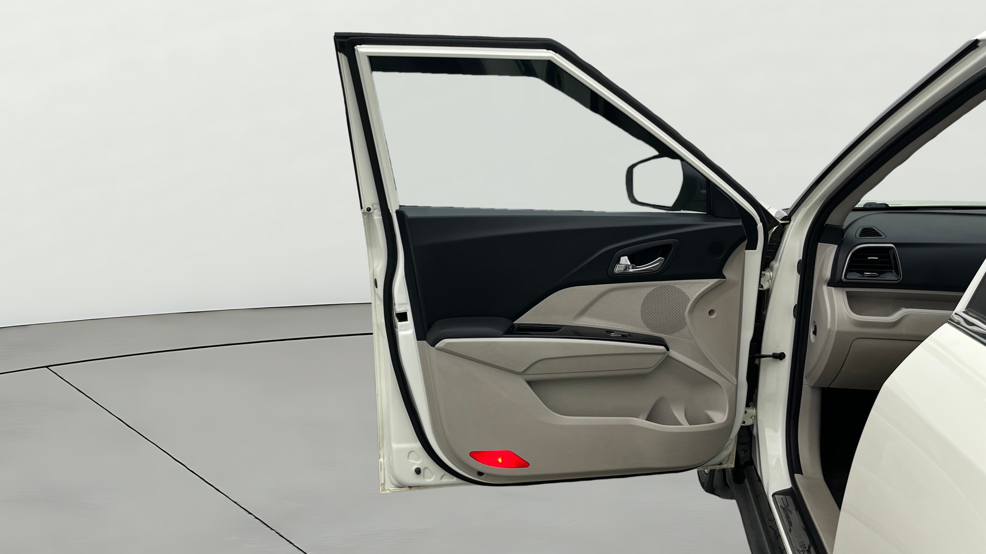 View 2020 Mahindra XUV300 W4 Petrol BS IV Image 37 Used 2020 Mahindra XUV300 W4 Petrol BS IV Image 37