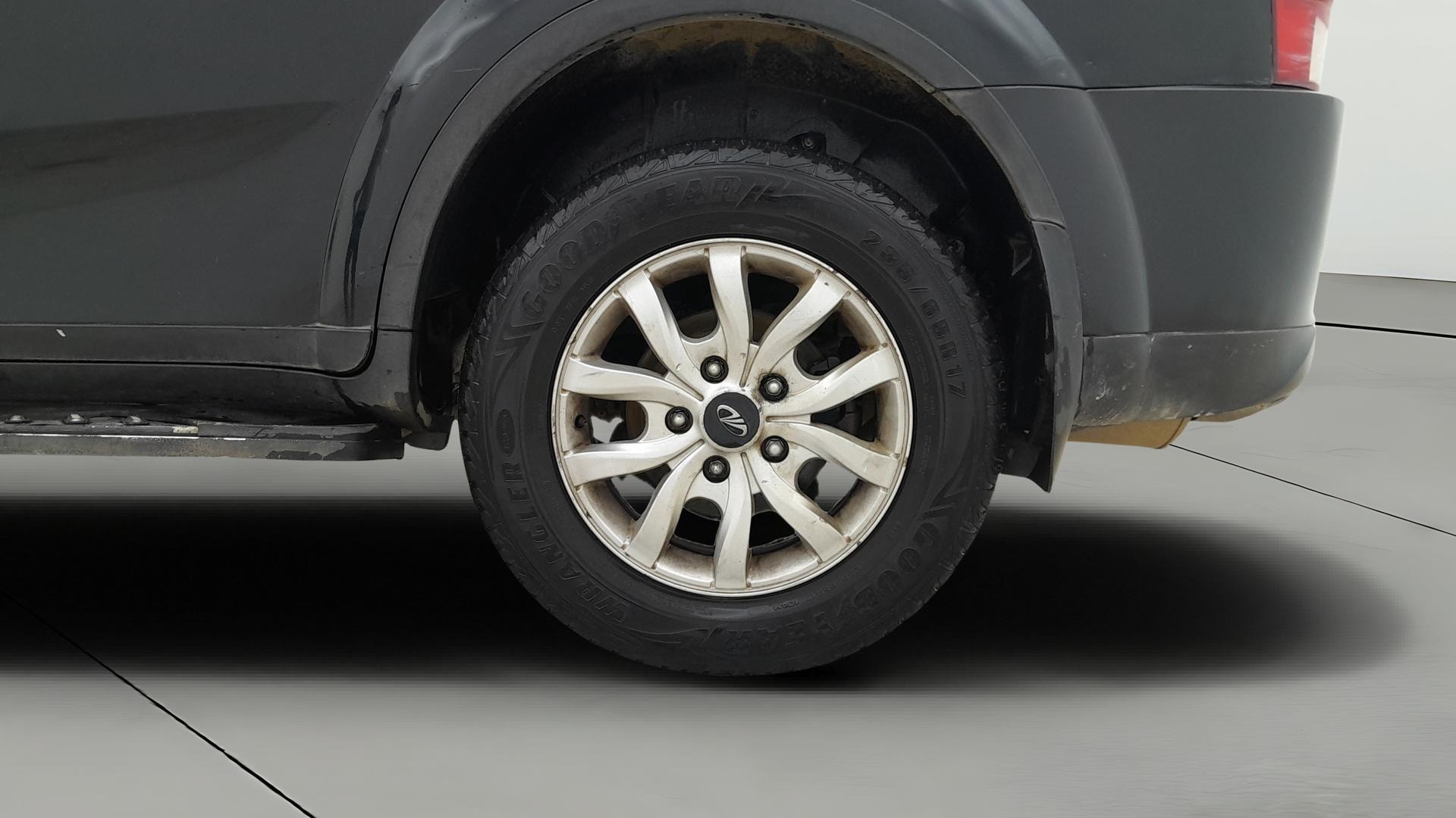 View 2015 Mahindra XUV500 W10 FWD Image 8 Used 2015 Mahindra XUV500 W10 FWD Image 8