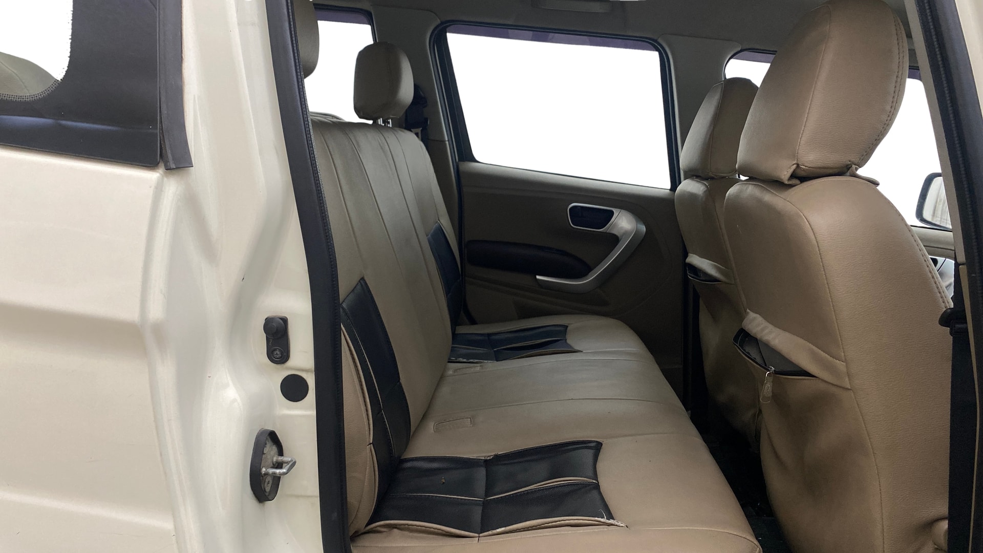 View 2018 Mahindra TUV300 T8 Image 36 Used 2018 Mahindra TUV300 T8 Image 36
