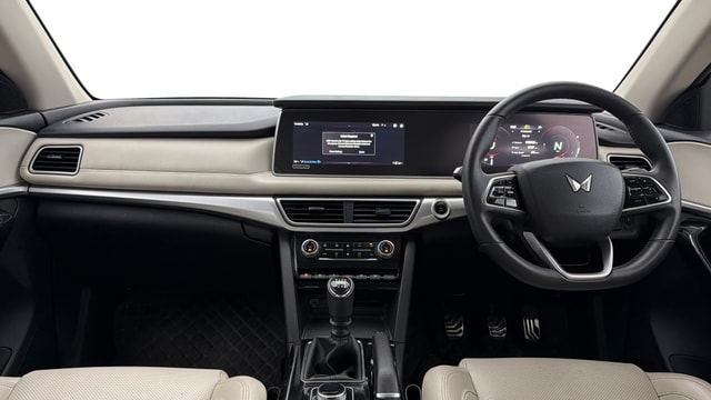 View Mahindra XUV700 Image 32 Used Mahindra XUV700 Image 32