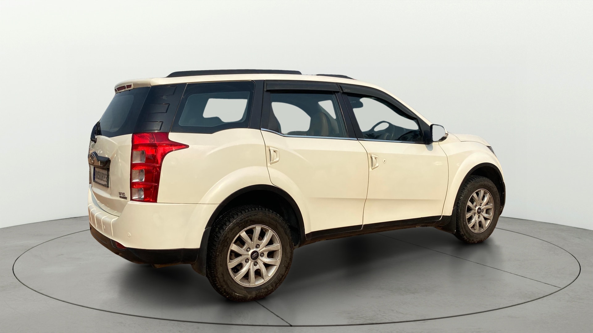 View 2017 Mahindra XUV500 W10 1.99-Litre AT Image 46 Used 2017 Mahindra XUV500 W10 1.99-Litre AT Image 46