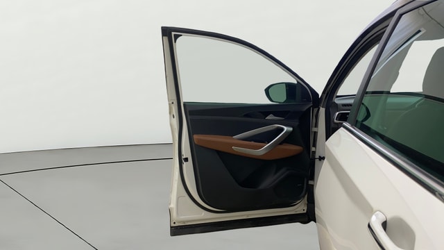 View MG Hector Plus Image 40 Used MG Hector Plus Image 40