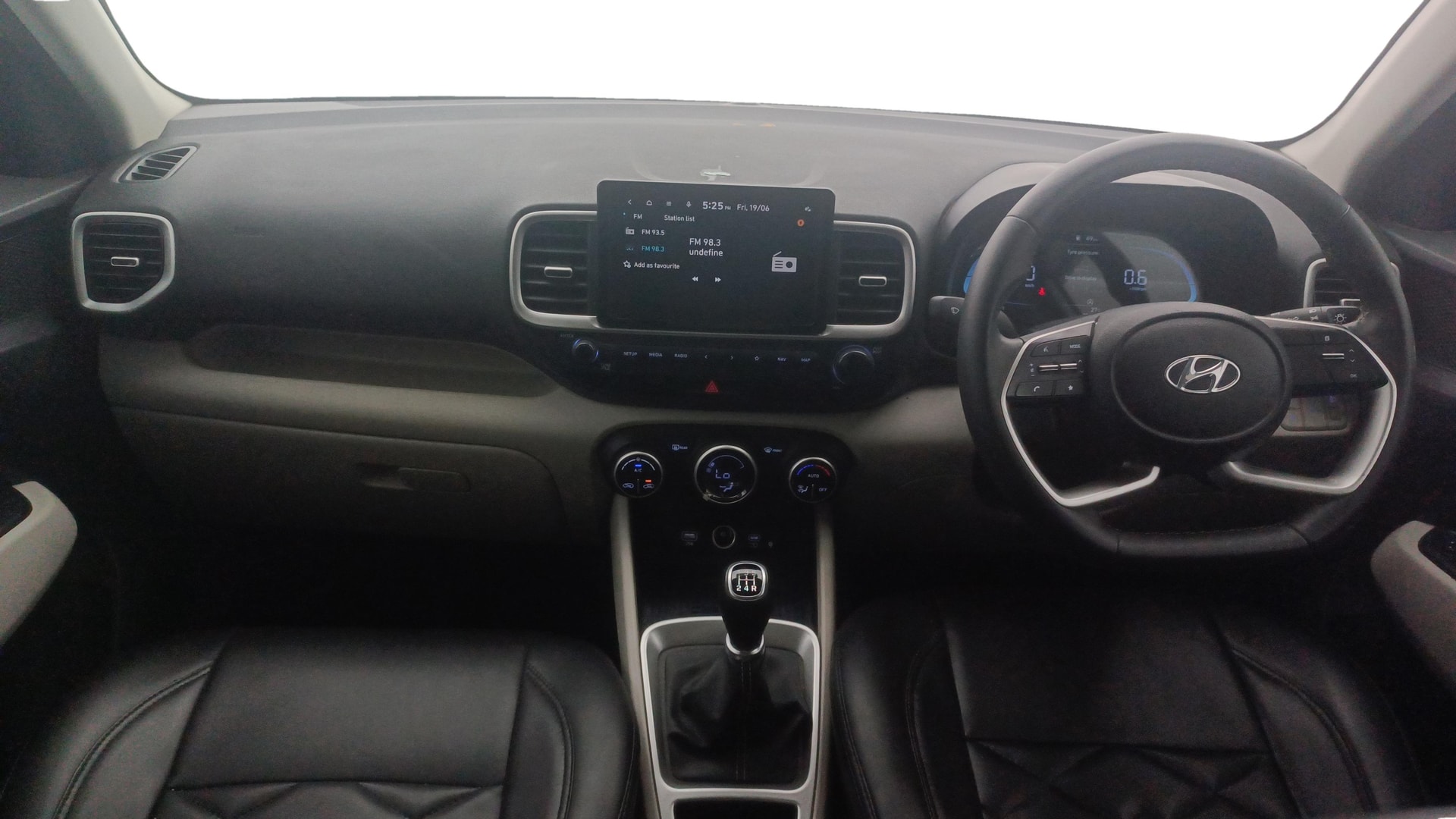 View 2024 Hyundai Venue SX 1.2 Petrol MT Image 16 Used 2024 Hyundai Venue SX 1.2 Petrol MT Image 16