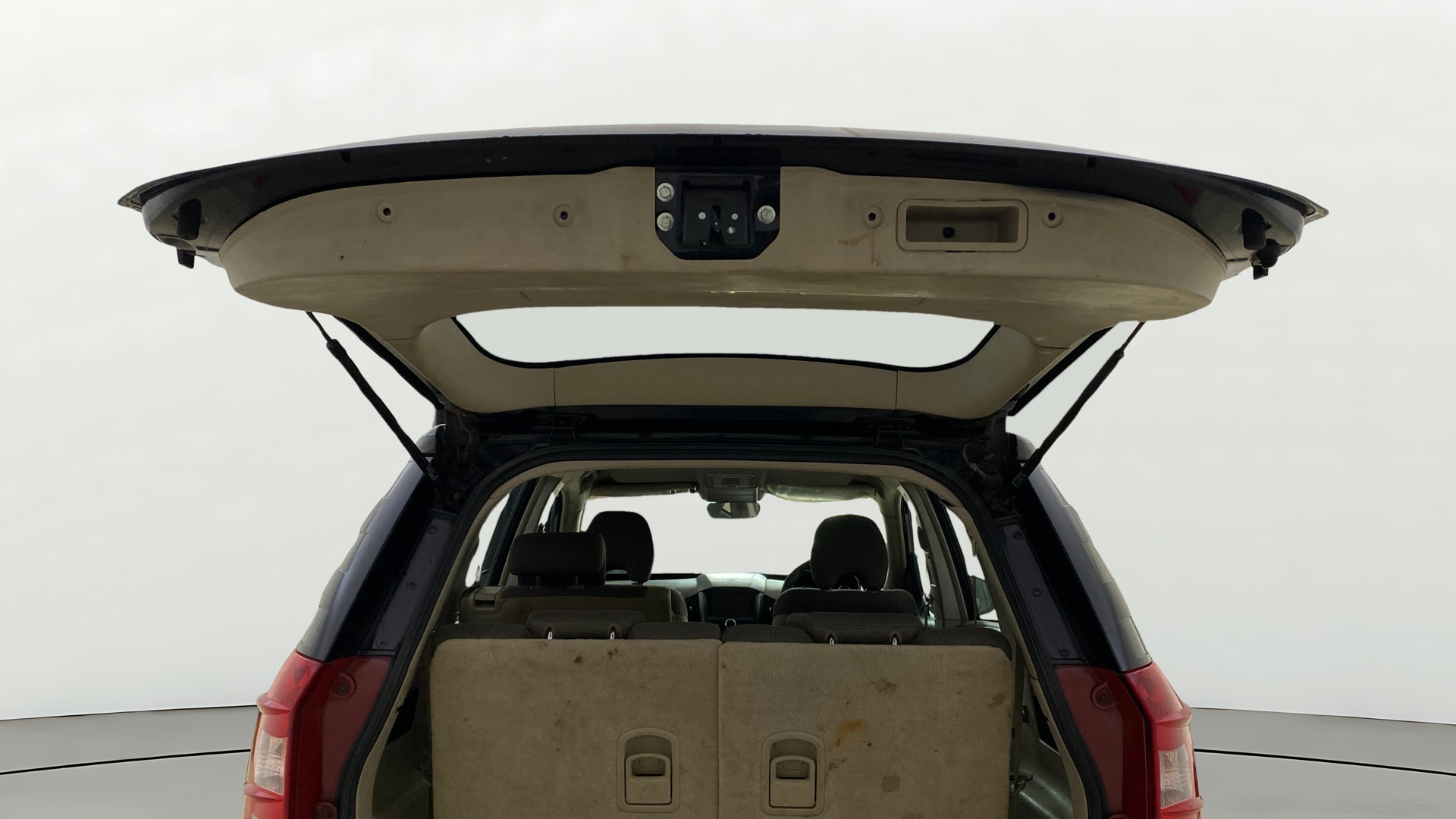 View 2018 Mahindra XUV500 W6 AT Image 17 Used 2018 Mahindra XUV500 W6 AT Image 17