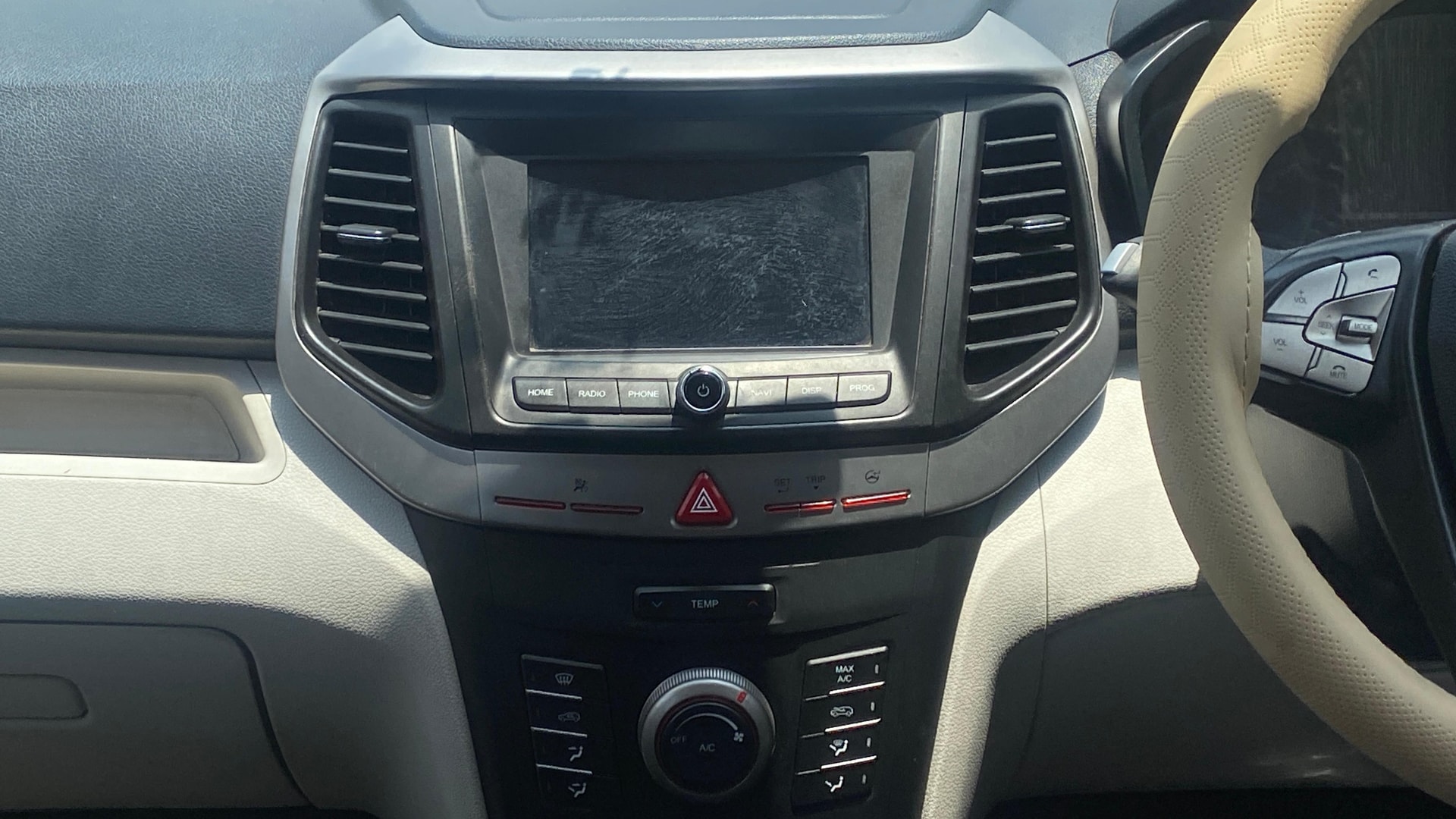 View 2019 Mahindra XUV300 W4 Petrol BS IV Image 17 Used 2019 Mahindra XUV300 W4 Petrol BS IV Image 17