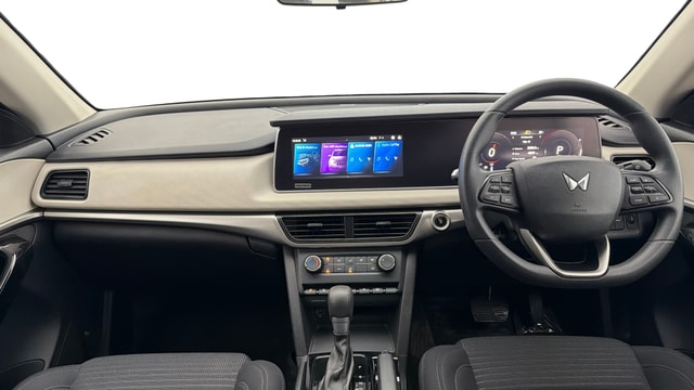 View Mahindra XUV700 Image 16 Used Mahindra XUV700 Image 16