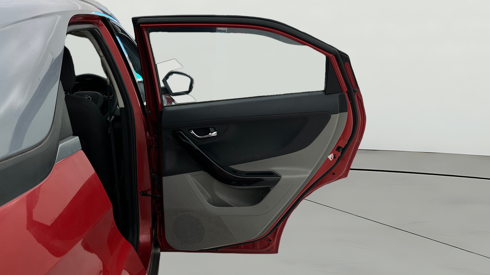 View 2019 Tata Nexon Revotorq XZ Plus Dual Tone Image 8 Used 2019 Tata Nexon Revotorq XZ Plus Dual Tone Image 8