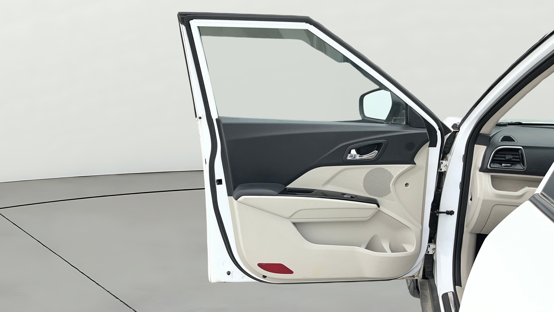 View 2024 Mahindra XUV300 W4 Petrol BS IV Image 39 Used 2024 Mahindra XUV300 W4 Petrol BS IV Image 39