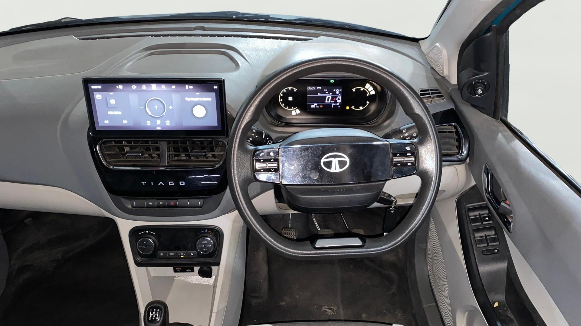 View 2025 Tata Tiago Revotorq XB Image 21 Used 2025 Tata Tiago Revotorq XB Image 21