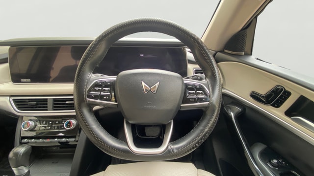 View Mahindra XUV700 Image 22 Used Mahindra XUV700 Image 22