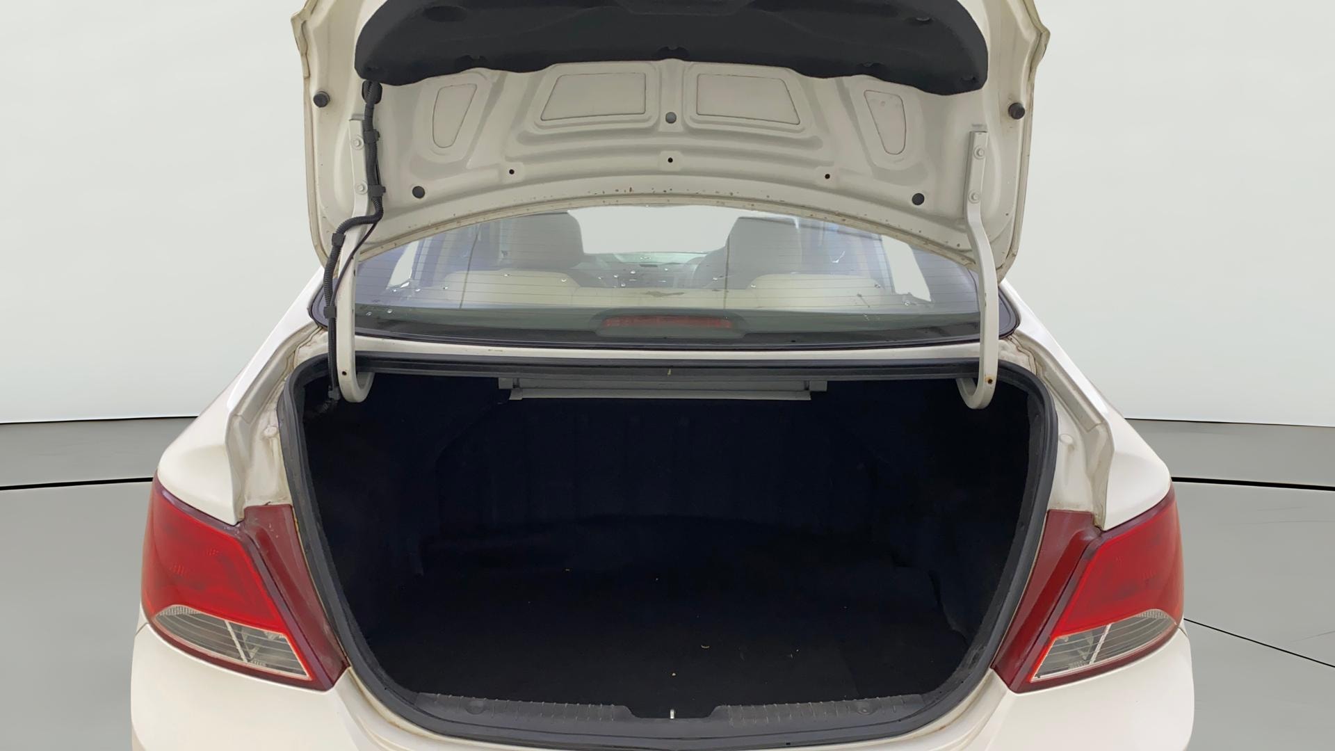 View 2016 Hyundai Verna 1.6 VTVT SX (2010) Image 37 Used 2016 Hyundai Verna 1.6 VTVT SX (2010) Image 37