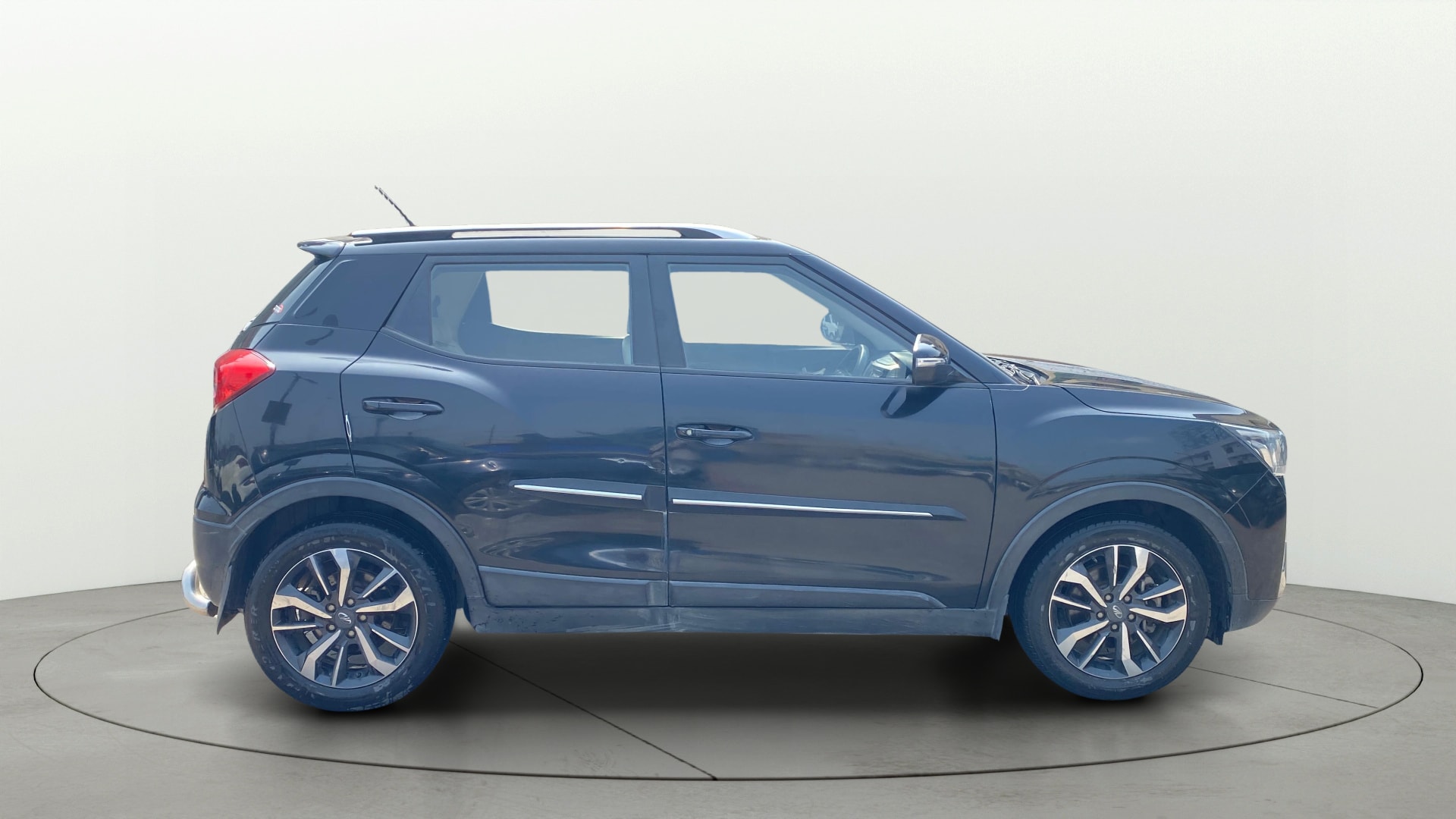 View 2019 Mahindra XUV300 W4 Petrol BS IV Image 9 Used 2019 Mahindra XUV300 W4 Petrol BS IV Image 9