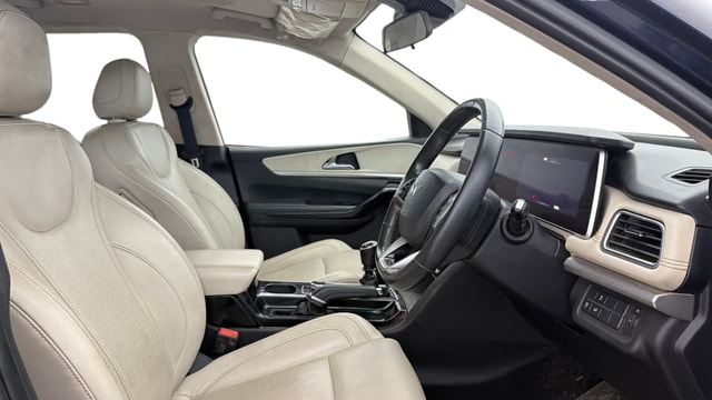 View Mahindra XUV700 Image 19 Used Mahindra XUV700 Image 19