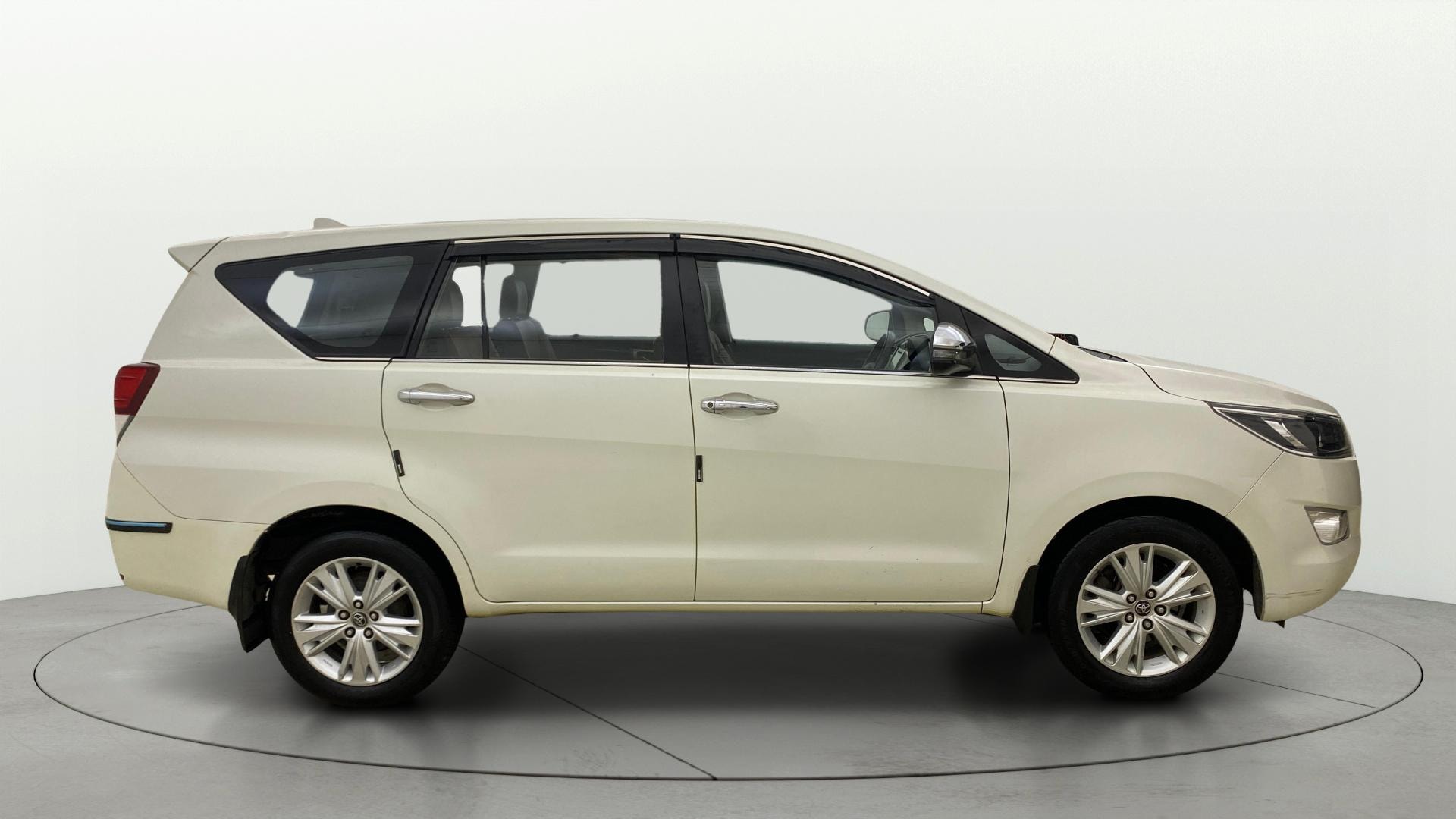 View 2018 Toyota Innova Crysta 2.8 ZX AT 7-Seater Image 9 Used 2018 Toyota Innova Crysta 2.8 ZX AT 7-Seater Image 9
