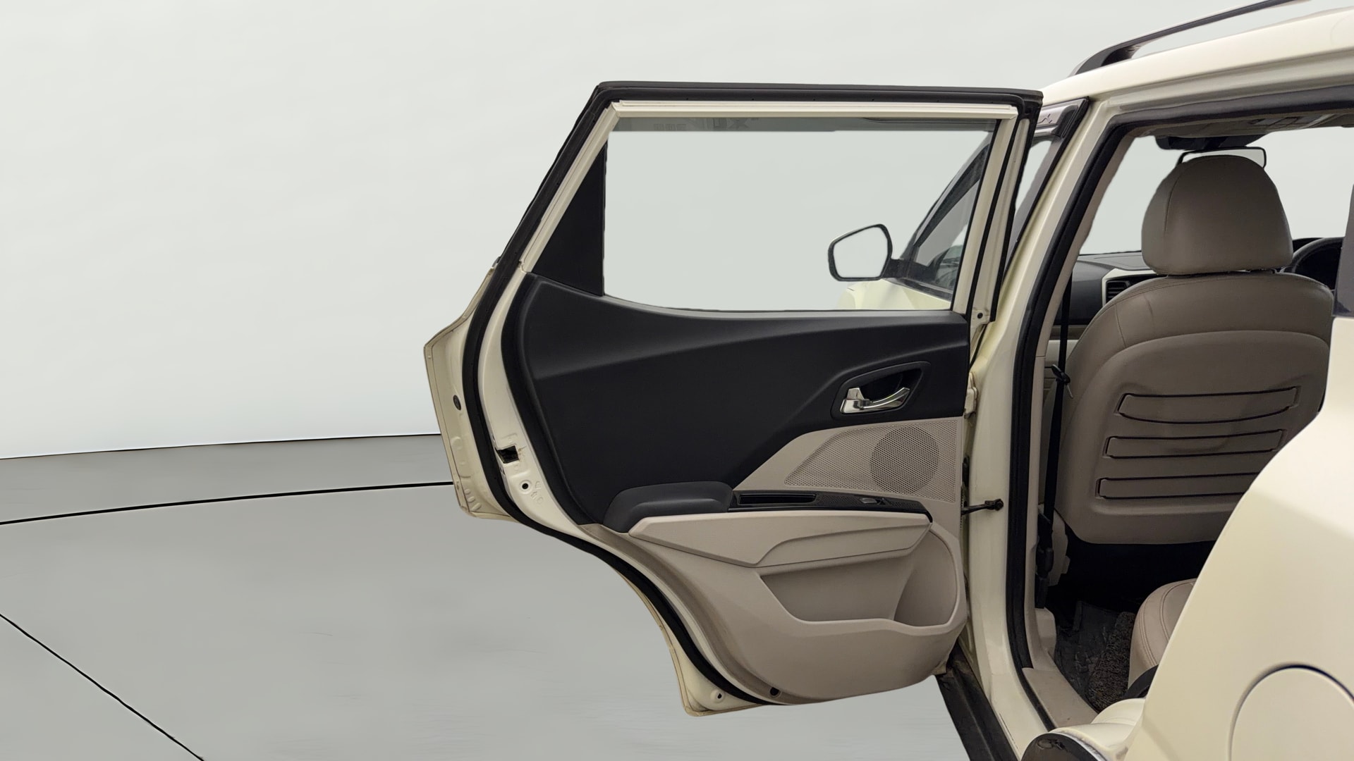 View 2019 Mahindra XUV300 W4 Petrol BS IV Image 23 Used 2019 Mahindra XUV300 W4 Petrol BS IV Image 23