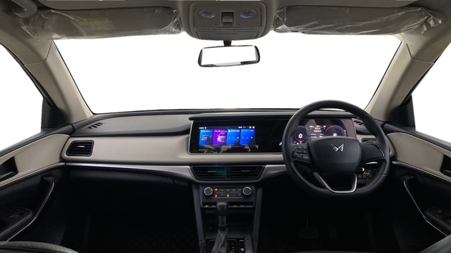 View Mahindra XUV700 Image 15 Used Mahindra XUV700 Image 15