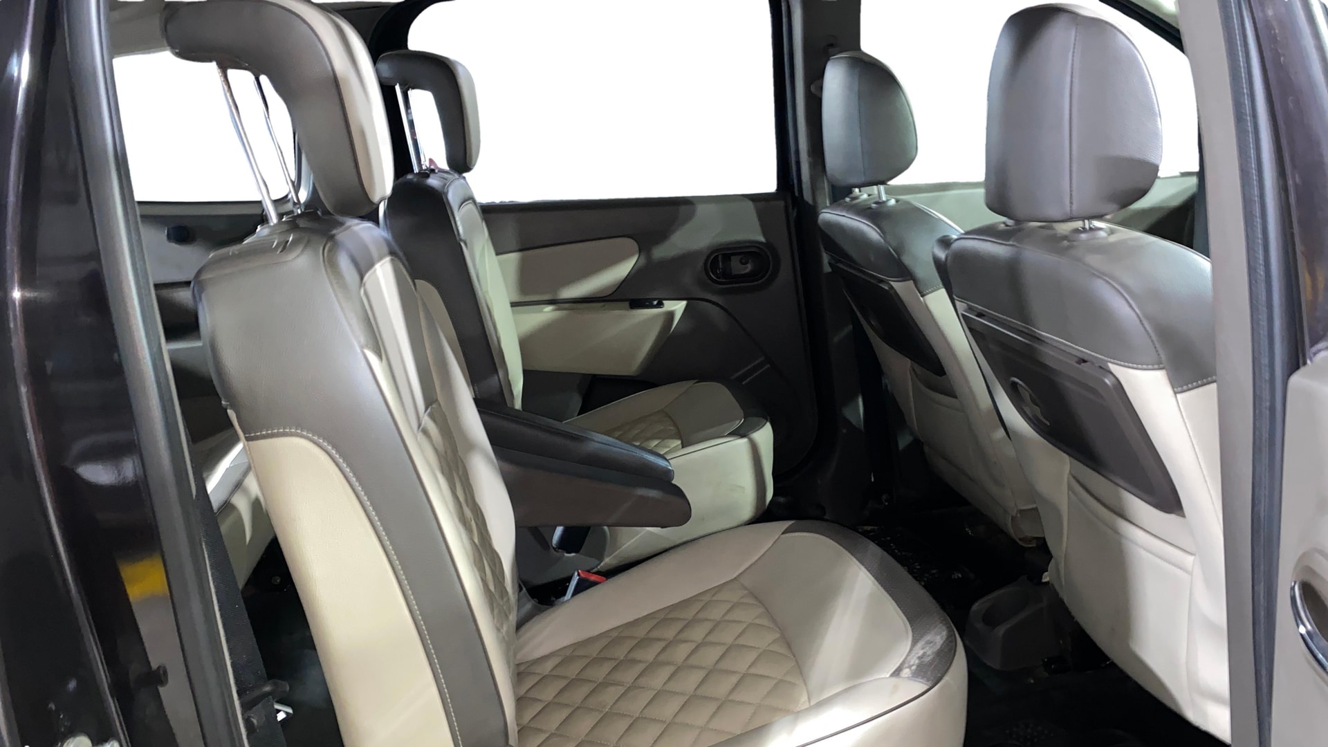 View 2017 Renault Lodgy Stepway RXZ 110PS 7 Seater Image 36 Used 2017 Renault Lodgy Stepway RXZ 110PS 7 Seater Image 36