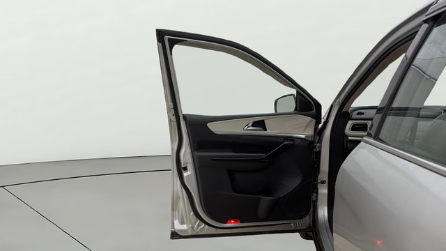 View Mahindra XUV700 Image 40 Used Mahindra XUV700 Image 40