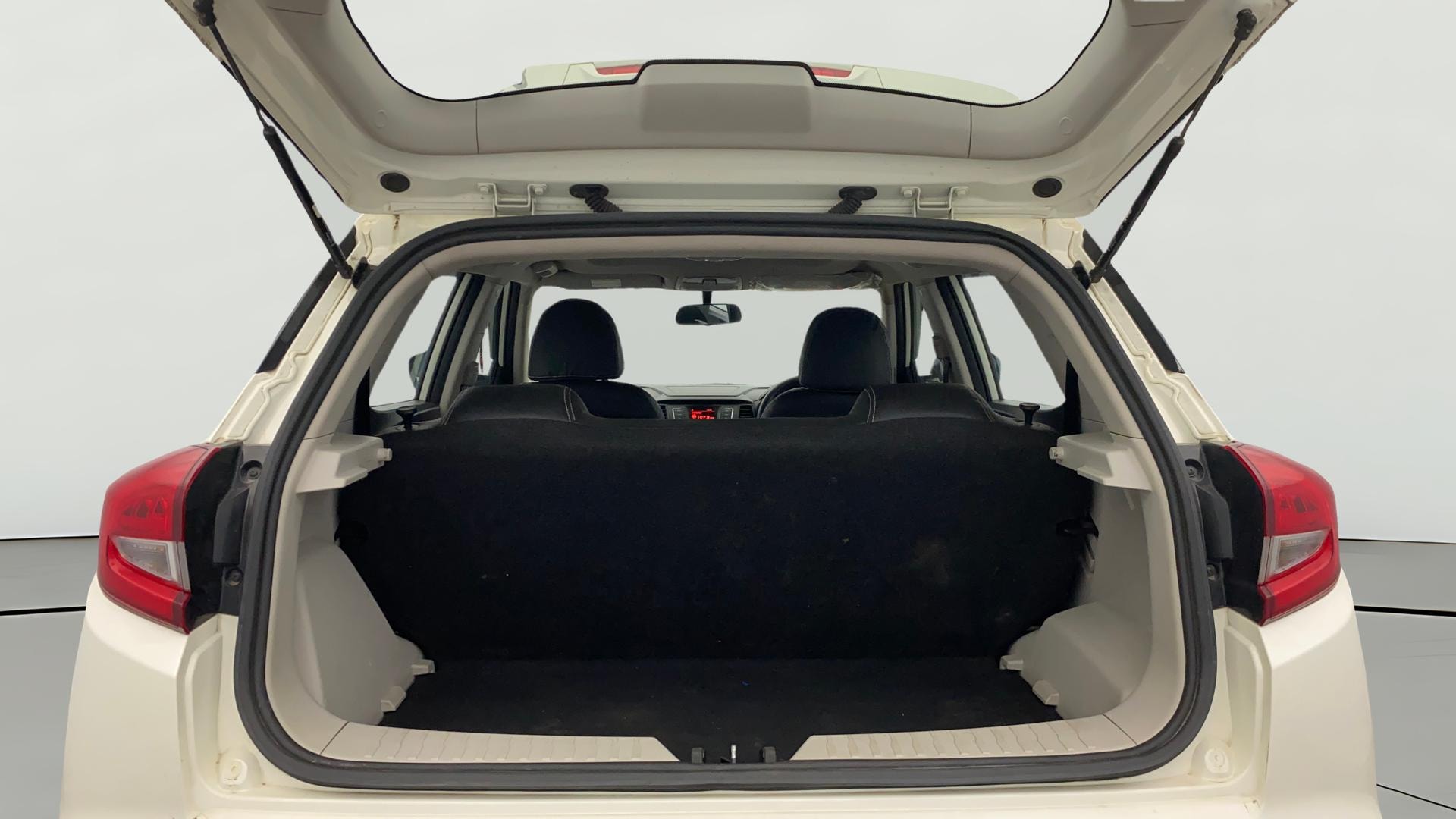 View 2023 Mahindra XUV300 W4 Petrol BS IV Image 37 Used 2023 Mahindra XUV300 W4 Petrol BS IV Image 37