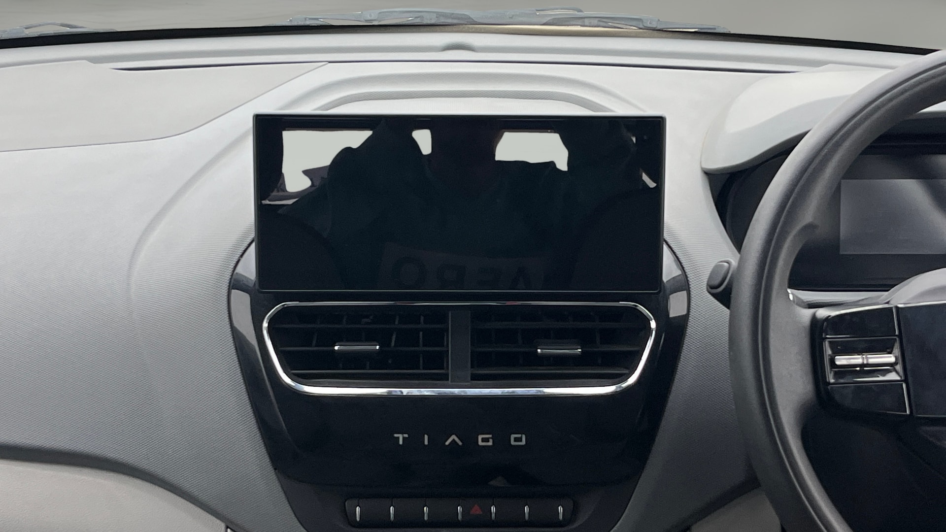 View 2025 Tata Tiago Revotorq XB Image 17 Used 2025 Tata Tiago Revotorq XB Image 17