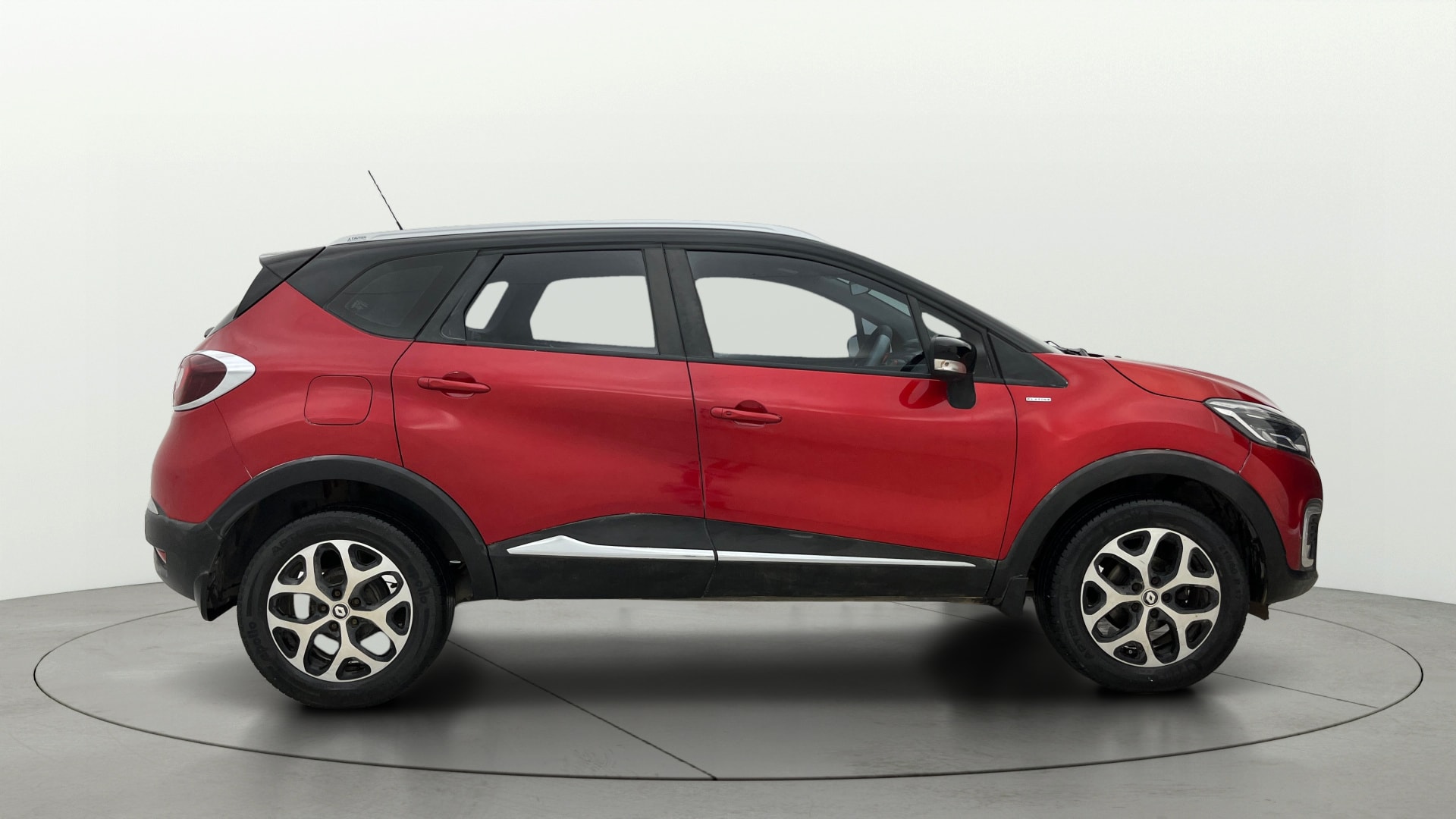 View 2019 Renault Captur Platine Petrol Dual Tone Image 9 Used 2019 Renault Captur Platine Petrol Dual Tone Image 9