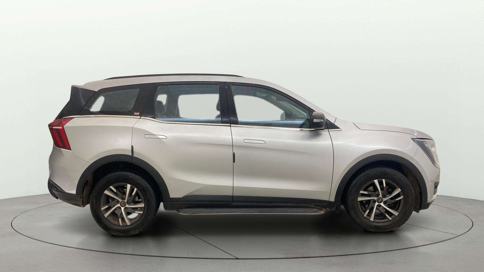 View 2023 Mahindra XUV700 MX Petrol 5 STR Image 8 Used 2023 Mahindra XUV700 MX Petrol 5 STR Image 8
