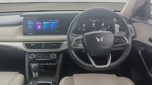 View Mahindra XUV700 Image 14 Used Mahindra XUV700 Image 14