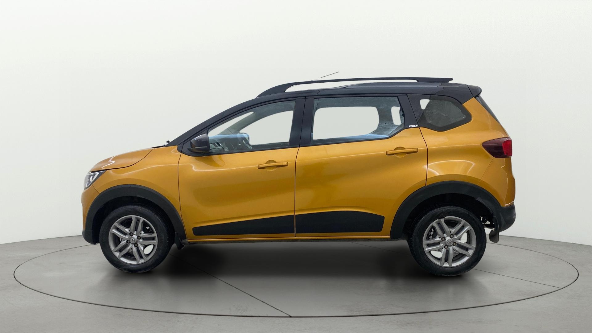 View 2021 Renault Triber RXZ AMT Dual Tone Image 5 Used 2021 Renault Triber RXZ AMT Dual Tone Image 5